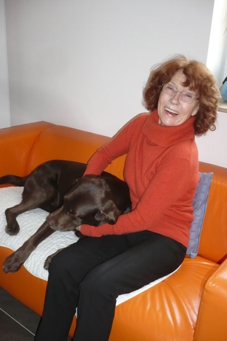 Dame mit Therapiehund Yasko in der Logopädischen Praxis Christine Amerbacher (früher Winkler) Nied