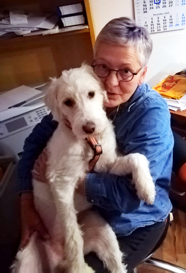 Nachdem Yasko 13 Jahre treu an meiner Seite war, unterstützt nun Viva (spanischer Wasserhund-Mix) die logopädische Therapie. Logopädin Christine Amerbacher (früher Winkler) - Frankfurt-Nied